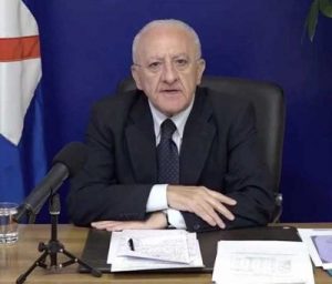 Al momento stai visualizzando REGIONE CAMPANIA. Il Presidente De Luca annuncia un nuovo lockdown per la Campania della durata di quaranta giorni.  Pubblichiamo la parte conclusiva del suo messaggio ai cittadini. In CONFERENZA STATO-REGIONI si allontana lo spettro della chiusura ed il Presidente Conte adotta un nuovo DPCM.