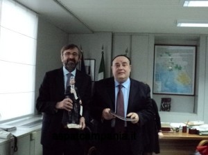 Scopri di più sull'articolo NATALE 2010: Consegna del pastore “Peppiniello o’ subbcommissario” al Prof. Giuseppe Zuccatelli